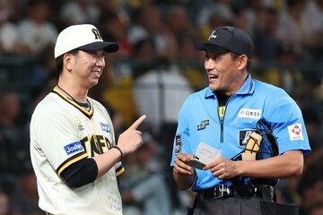 余裕の表情を見せる阪神・藤川監督