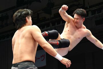 新春バトルロイヤルで、安齊勇馬(左)に果敢にドロップキックを浴びせる小藤将太