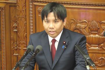 代表質問を行ったチームみらいの高山聡史幹事長