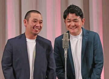 渡部をアシストした千鳥