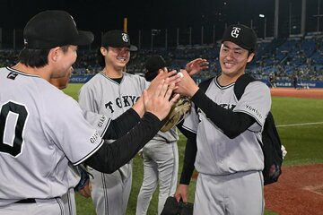 投手陣に労われながら引き上げる巨人・西舘（右）