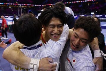 抱き合う橋本大輝（中＝ロイター）