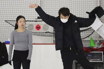 公開練習で中庭健介コーチ(右)の指導を受ける中井亜美