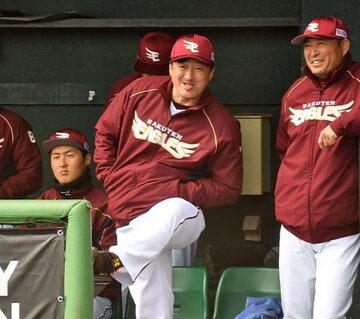 ベンチで笑顔の石井監督(中)
