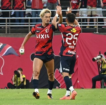 ＭＦ小池龍太(右)のアシストでＦＷ鈴木優磨が先制点を決めたＪ１鹿島だったが…