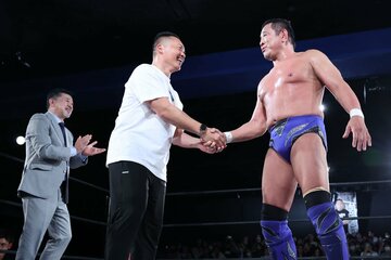 ＣＩＭＡと握手する永田裕志。左は内田雅之氏