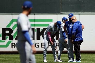 6回に右手首を痛めたヘスス・サンチェス(中=ロイター)