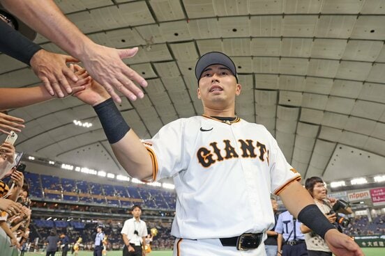 勝利後、ファンの声援に応える巨人・浅野