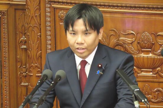 代表質問を行ったチームみらいの高山聡史幹事長