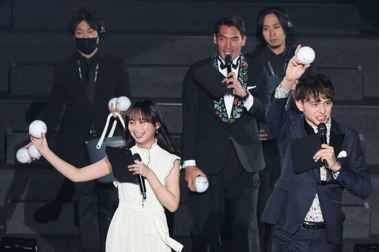 Ｊリーグアウォーズ司会の影山優佳（左）とハリー杉山。中央奥は槙野智章氏