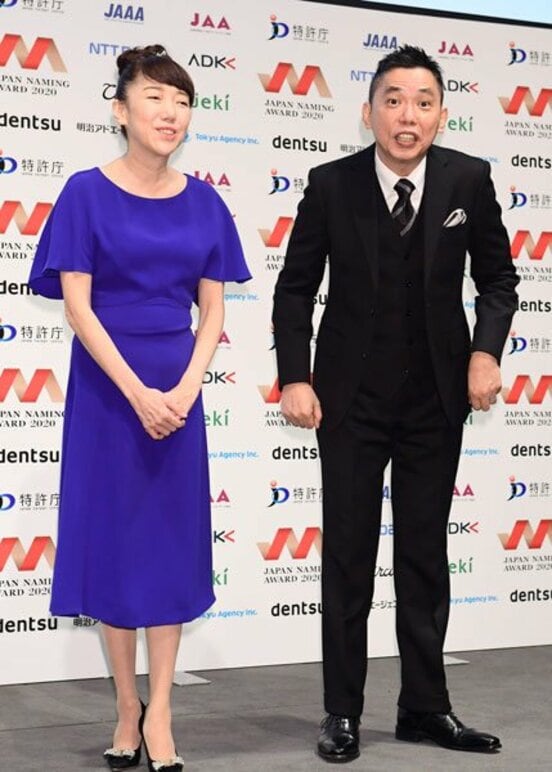 「日本ネーミング大賞授賞式」に出席した太田光代(左)、太田光