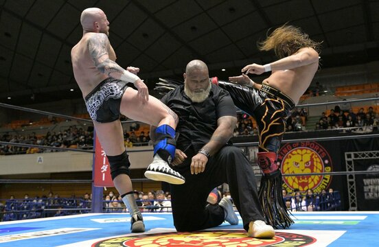 ドン・ファレを攻めるゲイブ・キッド（左）と辻陽太（右）