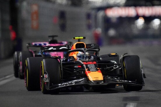 ラスベガスGPで走行する角田裕毅（ロイター）