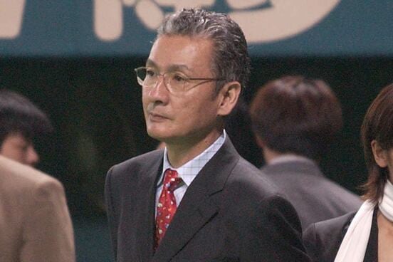 ニュースステーションのキャスター時代、野球取材する久米宏さん（２００３年）