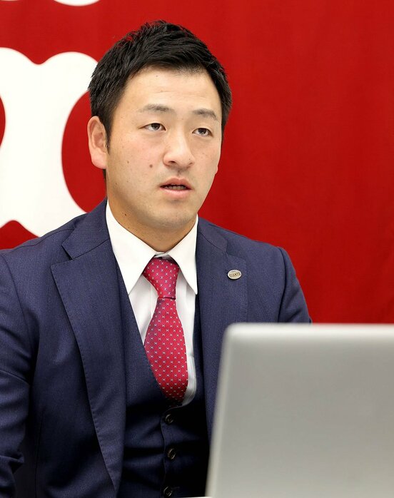  契約公開を終えリモート取材に応じる岸田行倫(球団提供)