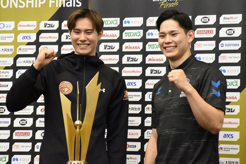 決勝前日会見に出席した高橋藍（左）と西田有志