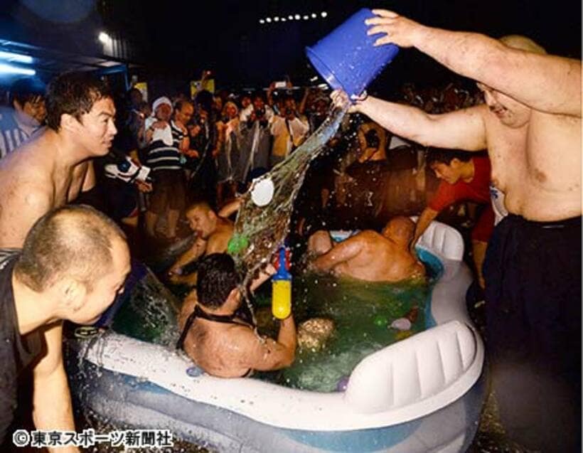 伊東（左）は乱入した小林（右）と場外のプールで水攻撃をめぐる争いに…