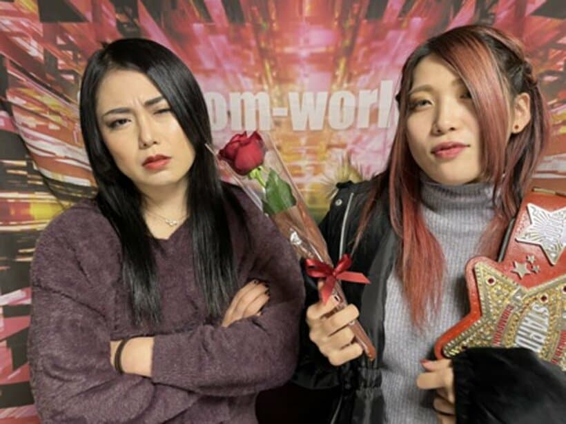  舞華（左）に赤いバラを手渡す王者・林下詩美（Ⓒスターダム）