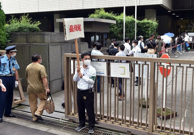  傍聴券を求め並ぶ人々