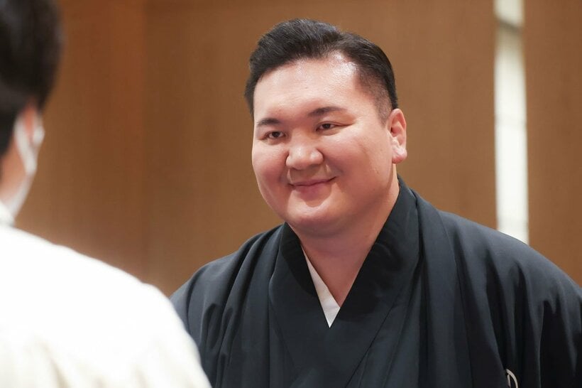 記者の質問に答える白鵬氏