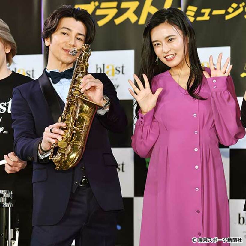  新たな武器を手に入れた武田真治。右は小島瑠璃子