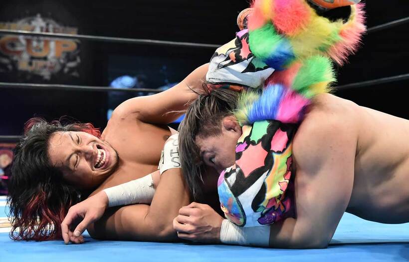  ＳＨＯ（右）を攻める高橋ヒロム