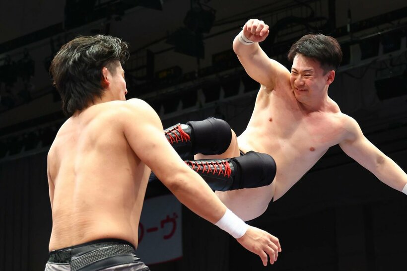 新春バトルロイヤルで、安齊勇馬(左)に果敢にドロップキックを浴びせる小藤将太