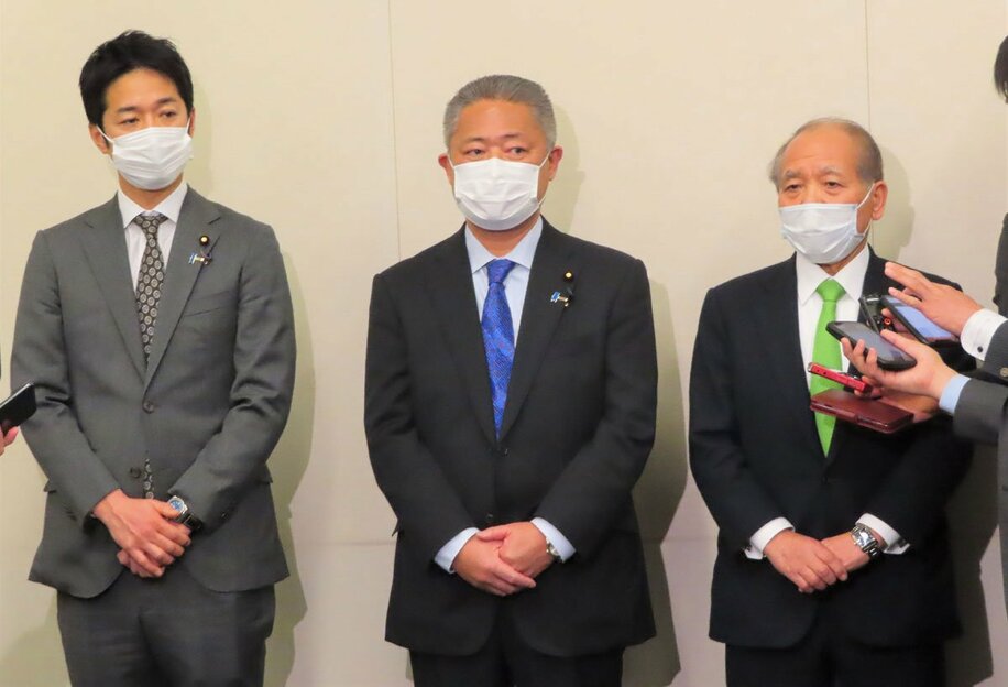  （左から）藤田文武幹事長、馬場伸幸共同代表、鈴木宗男氏（東スポWeb）