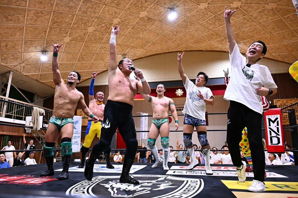 大会を締めるドン・フジイ(中央)と宮根誠司