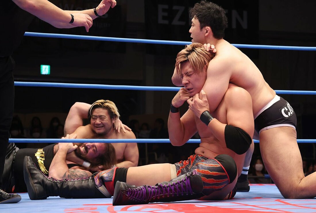 2・15前哨戦で綾部蓮(手前)＆タロース組に完勝した諏訪魔＆鈴木秀樹