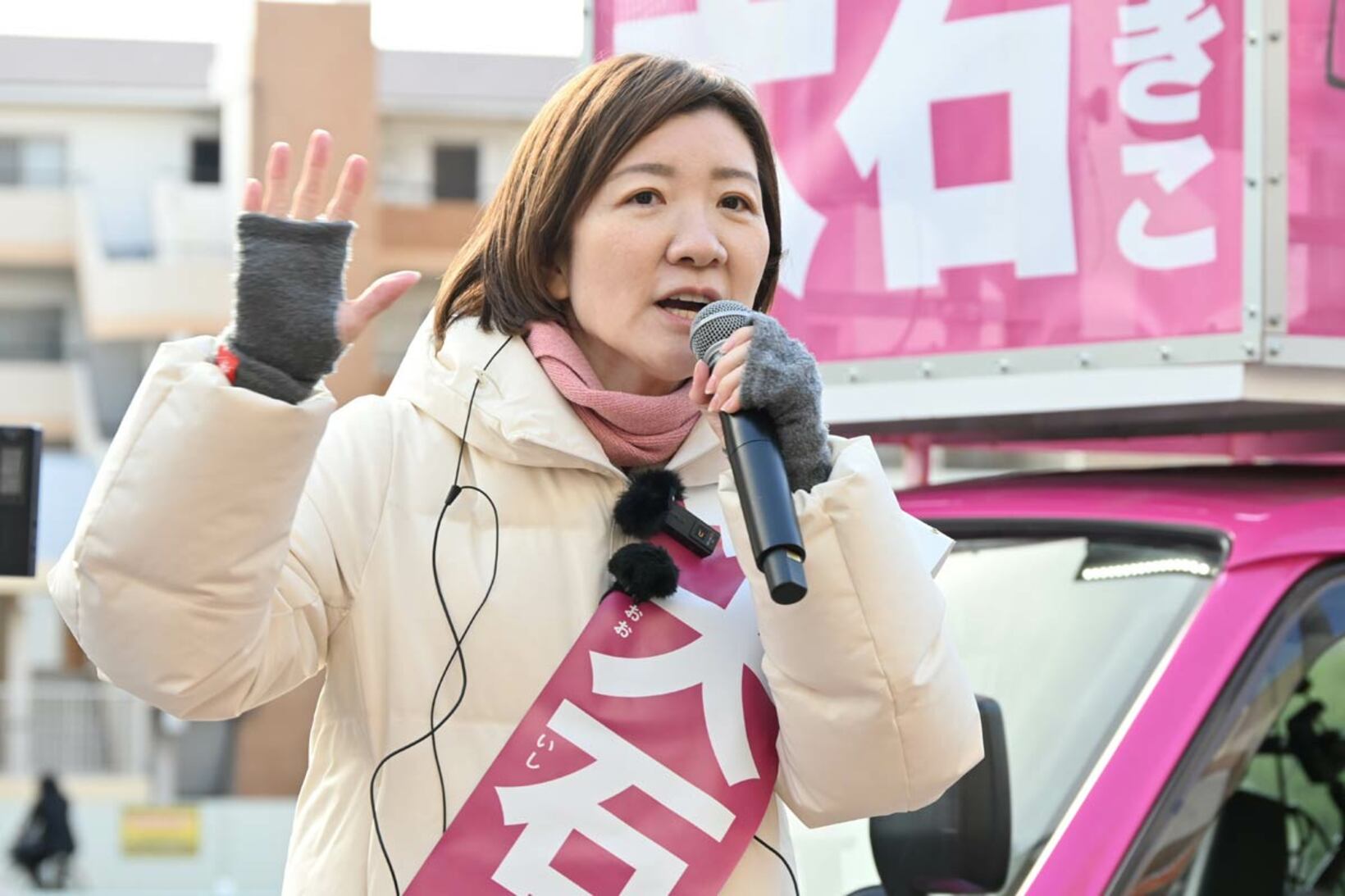 選挙期間中、白ダウンに身を包んだ大石氏.