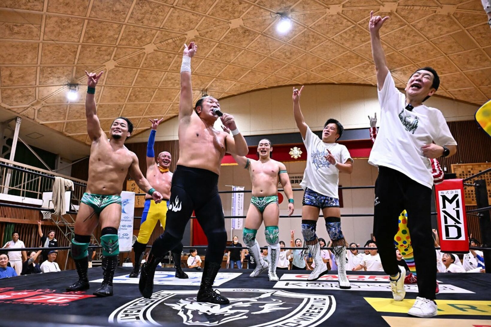 大会を締めるドン・フジイ（中央）と宮根誠司