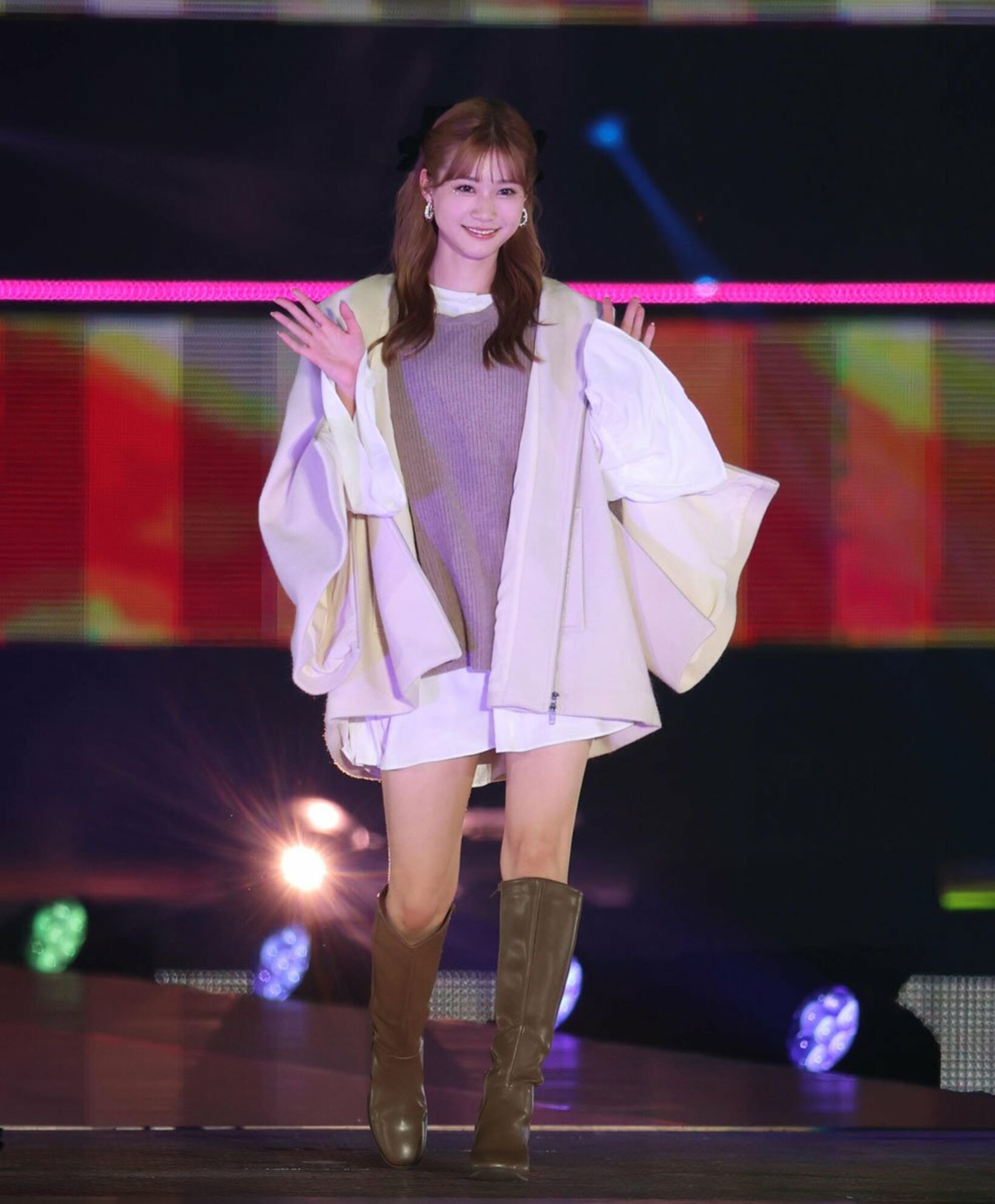 モデルとしてミニスカート姿でランウェイを歩くめるる