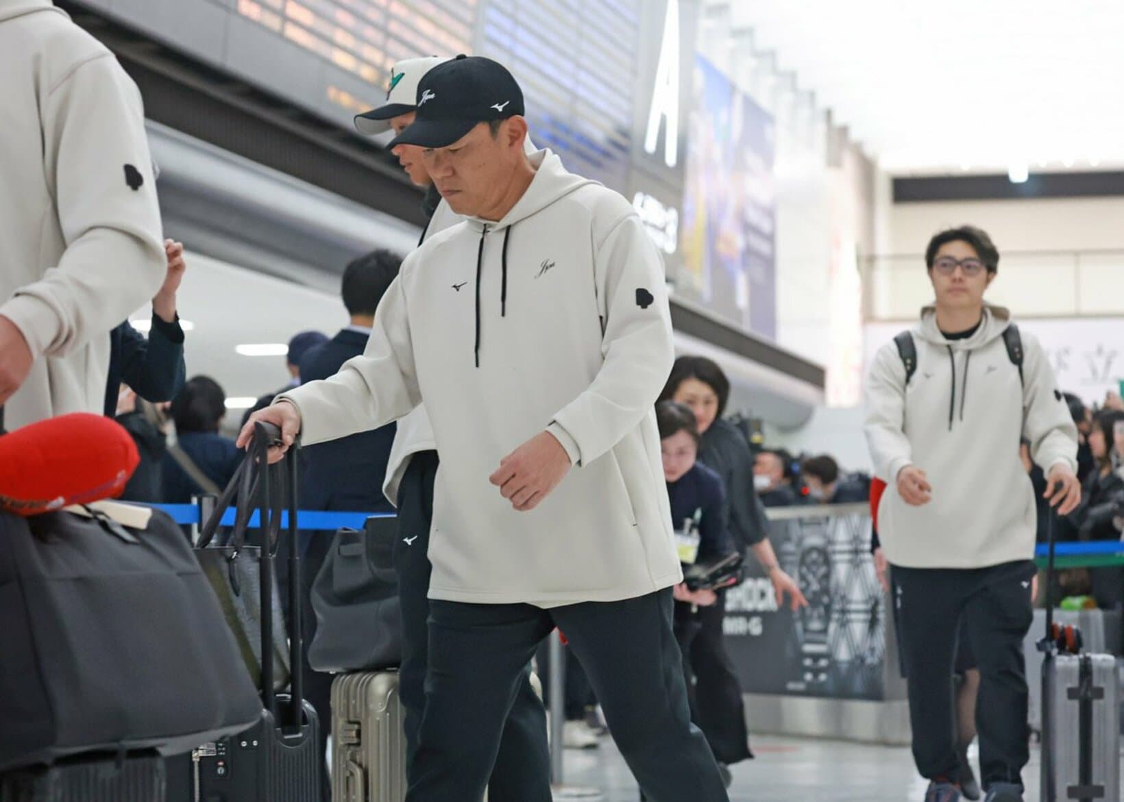 うつむき加減で空港を後にした井端監督