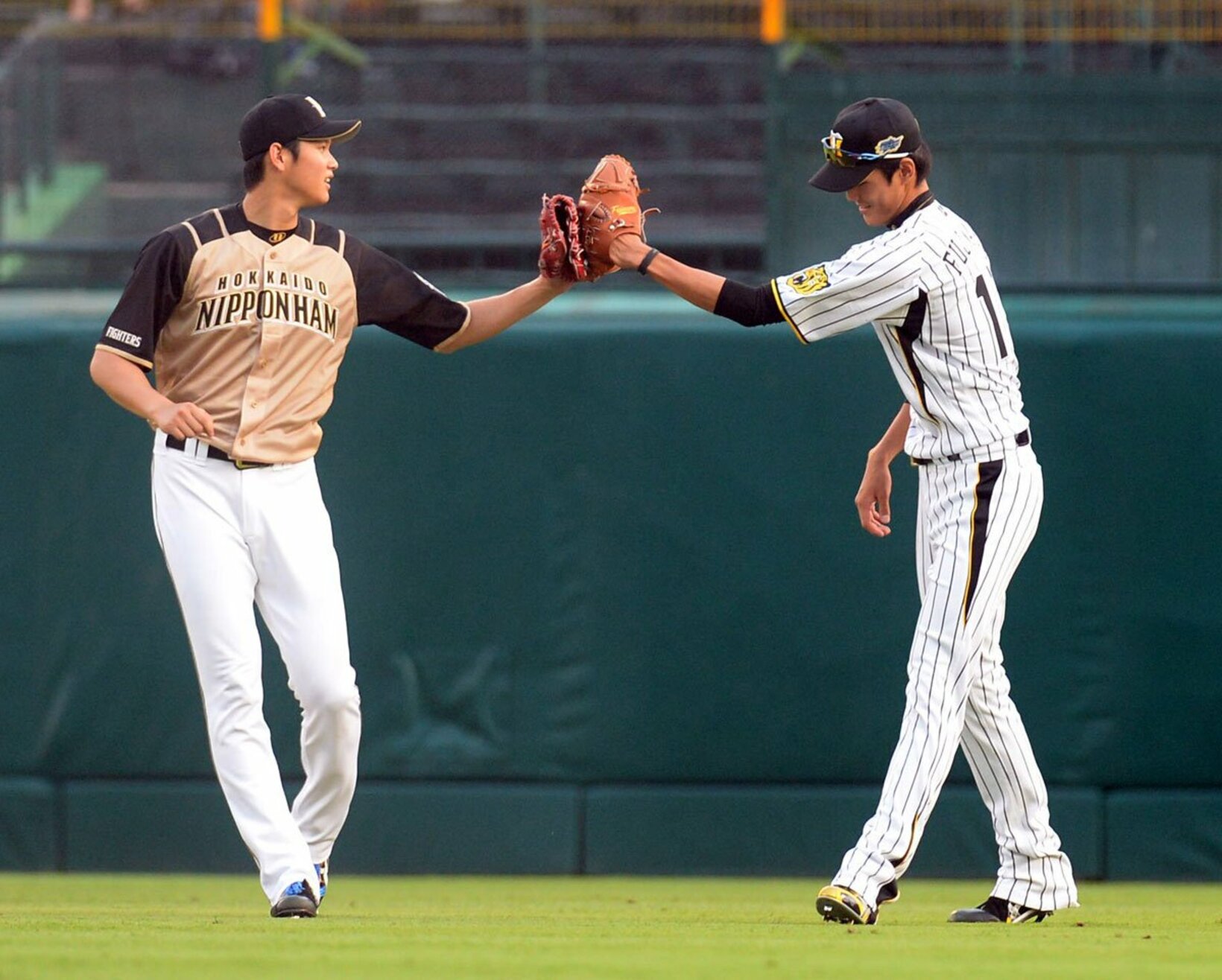 キャッチボールをしてクラブでタッチする（左から）大谷翔平、藤浪晋太郎