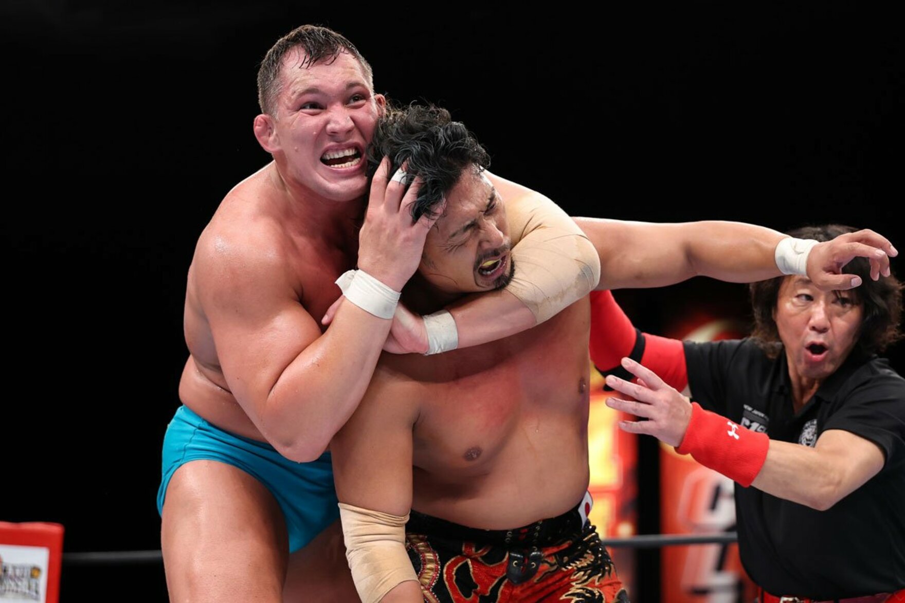 鷹木信悟(手前)をスリーパーでとらえるボルチン・オレッグ