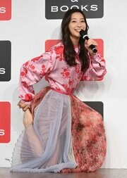写真：足立梨花 誕生日にヒールを脱いで美尻トレーニング生披露 | 東スポWEB