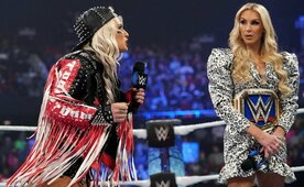  ストーム（右）から対戦を求められたシャーロットだったが…(c)2021 WWE, Inc. All Rights Reserved.