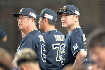 渋い表情のオリックス・中嶋監督(右)