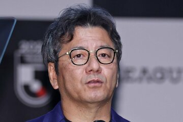 Ｊ２水戸の昇格を祝福したＪリーグの野々村芳和チェアマン