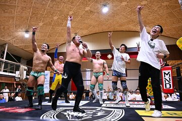 大会を締めるドン・フジイ（中央）と宮根誠司