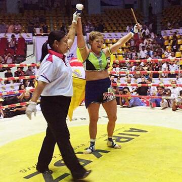 高橋（右）はラウェイ初挑戦で殊勲の勝利を挙げた