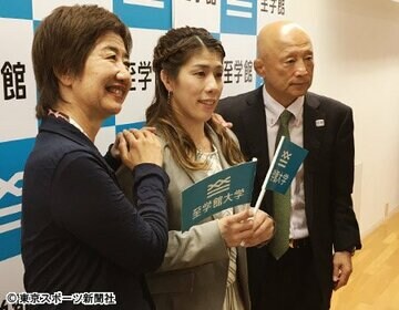 副学長に就任した吉田（中）は谷岡理事長（左）に笑顔で迎えられたが、栄監督の胸中は…