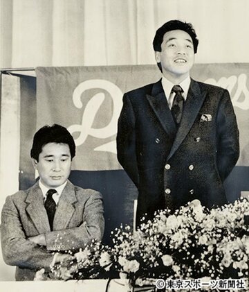  １９８６年の中日入団会見に臨んだ落合。左は星野監督