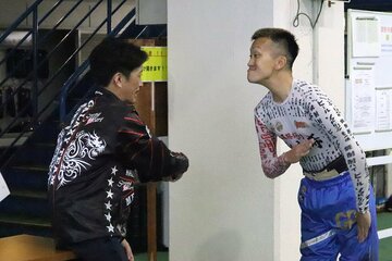 レース前にふざけあう森高一真（左）と西山貴浩