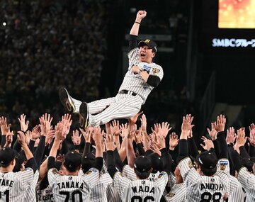 胴上げ中に「マリオ」のようなポーズを見せる阪神・藤川監督　