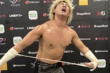 沈痛の表情でテーピングを外す清宮海斗（©NOAH）