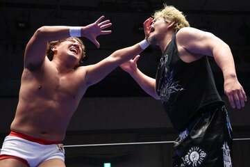 高橋裕二郎(右)に手を噛みつかれるLEONA
