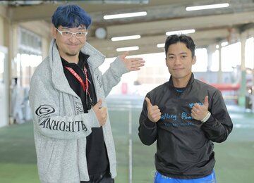 新田泰章（右）と宮崎経督記者