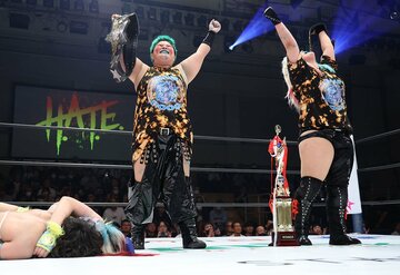 ゴッデス王座を獲得した刀羅ナツコ（左）と琉悪夏